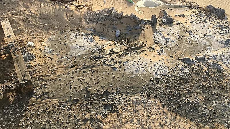 ضبط معدة تقوم بتفريغ الخرسانة في أرض فضاء بالخبر