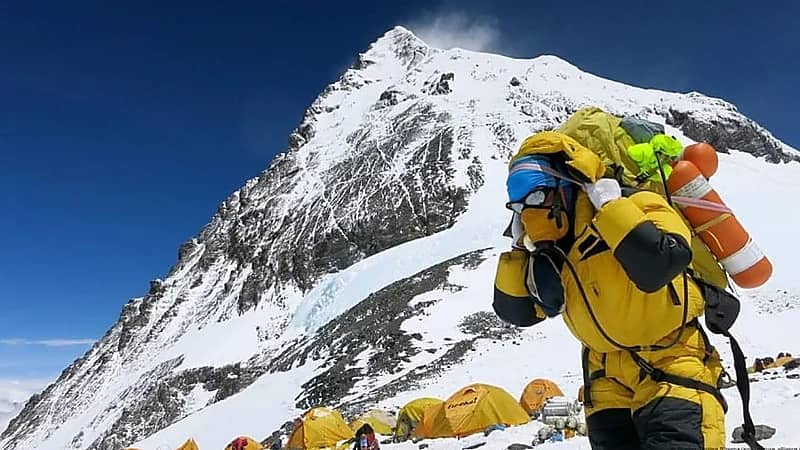 نيبال تفرض قيوداً جديدة على متسلقي إيفرست لضمان السلامة وحماية البيئة