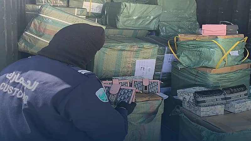 بالصور.. الجمارك يضبط 9 آلاف قطعة من الشنط والملابس المغشوشة