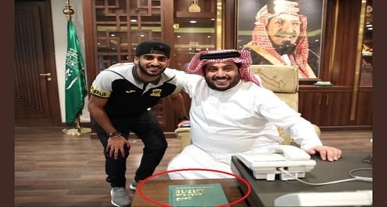 سر احتفاظ تركي آل الشيخ بكتاب وحيد علي مكتبة