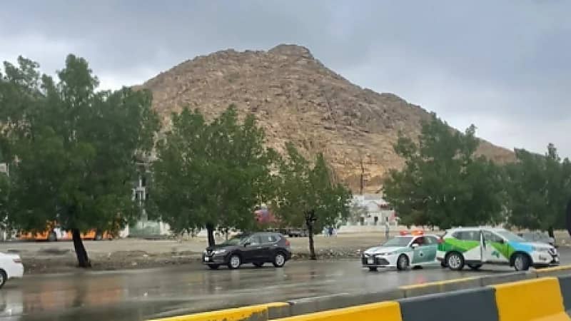 إغلاق جزء من طريق الشرائع السريع بسبب سيول الأمطار