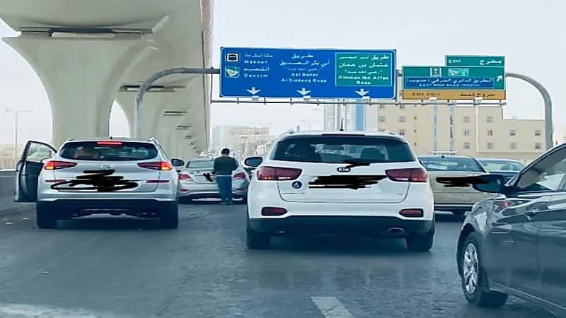 حادث بين 3 مركبات يتسبب في ازدحام مروري بالرياض