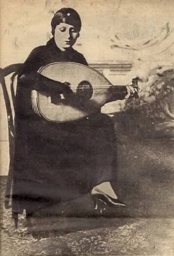 أم كلثوم تغني "ممسكة بعود" منذ 94 عام