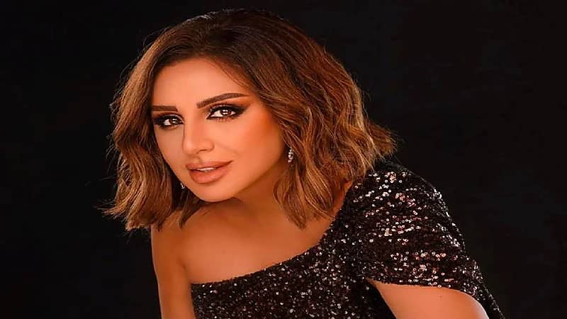 فساتين أنغام في متحف خاص بالرياض والجمهور يتفاعل .. فيديو