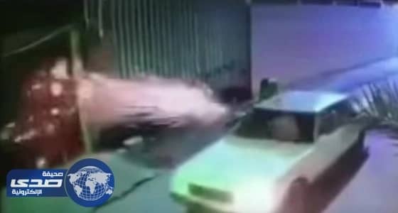 بالفيديو.. إرهابيون يطلقون أعيرة نارية بشكل عشوائي على منزل بحي المسورة