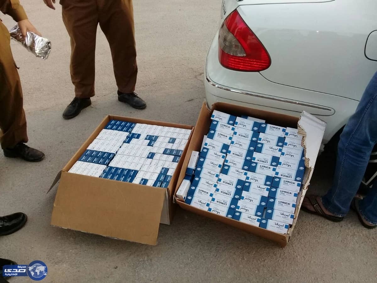 بالصور ..الإطاحة بمزدوج جنسية حاول تهريب ٣١ ألف حبة ليريكا بنقطة التفتيش