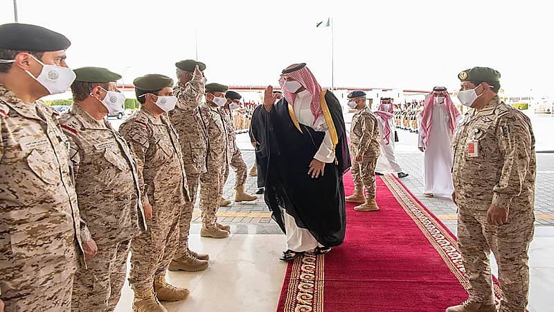 الأمير خالد بن سلمان يتفقد مقر قيادة القوات البرية الملكية السعودية