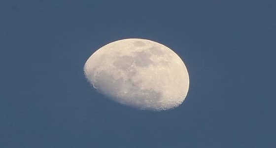 القمر الأحدب يزين سماء جدة