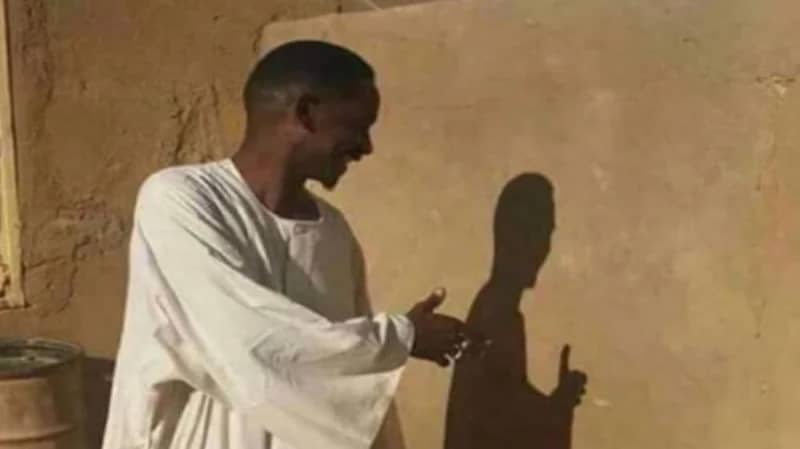 اسقاط للتيار الصدري على سوداني ظهر يصافح ظله