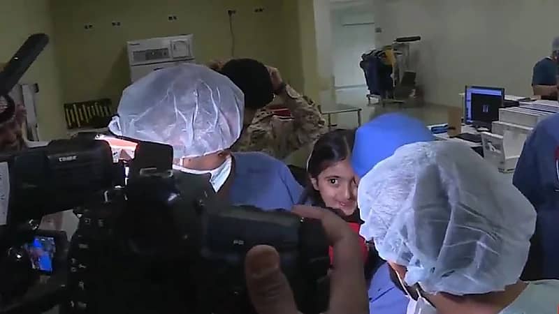 حفيدة الربيعة تهنئ جدها على نجاح عملية فصل التوأم السيامي عائشة وأكيزا .. فيديو