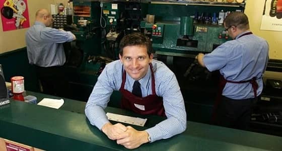 موظف قطار يمنع ابنة مليونير من العبور لأنها " ليست طفلة "