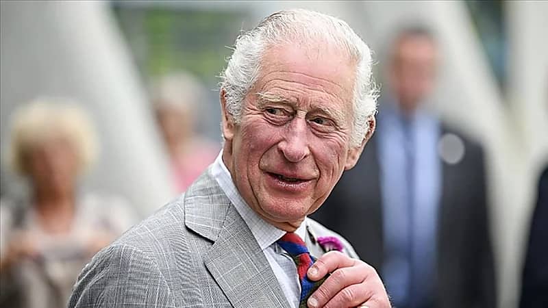 طبيب يشعل الجدل بربط سرطان الملك تشارلز بلقاح كورونا