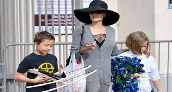 أنجلينا جولي تتخفى أسفل قبعة في سوق " البرغوث "