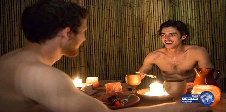 أول مطعم ياباني للعراة يتراجع عن منعه دخول البدناء