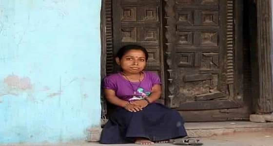 معاناة سيدة تعيش في جسد طفلة