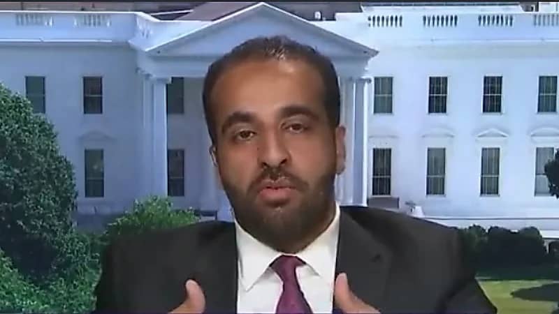 أستاذ قانون يحذر من منتجات شركة ⁧‫ديزني‬⁩ القادمة بعد إعلانها دعم الشذوذ