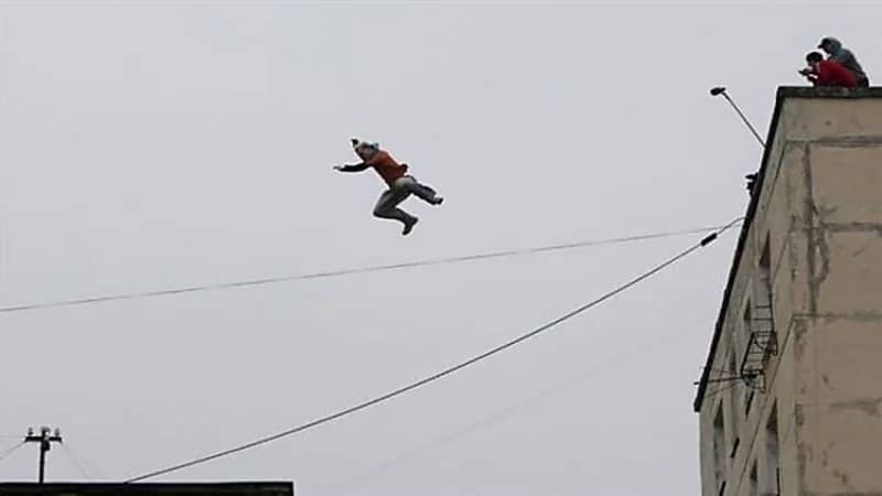 رجل يقفز من الطابق الرابع بعدما اكتشف زوج عشيقته بعلاقتهما