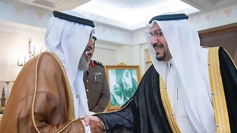 سمو أمير القصيم يكرّم مواطنًا لتعاونه مع الدفاع المدني بإنقاذ أحد المشاركين برياضة الهايكنج .. صور