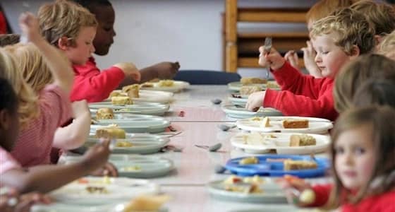 الحكومة البريطانية تواجه التضخم بحرمان الأطفال من الوجبات المدرسية