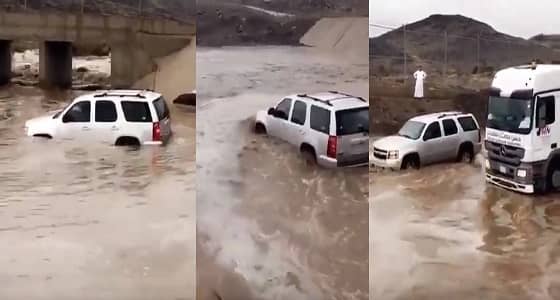 بالفيديو.. سائق متهور ينجو من الموت في سيل متدفق