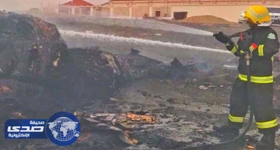بالصور .. اخماد حريق نشب بكميات كبيرة من الكراتين داخل فناء برنية