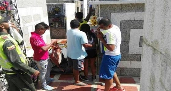 رجل يستخرج جثة قريبه بعد عامين من وفاته