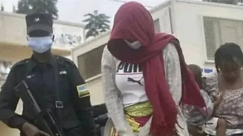 حبس شابة بتهمة ارتداء فستان أسود شفاف