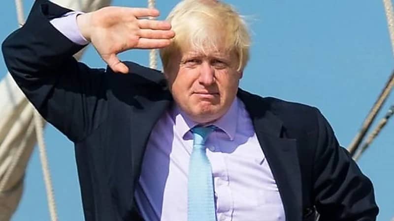 جونسون يتعرض للغرق في البحر خلال عطلة صيفية عائلية