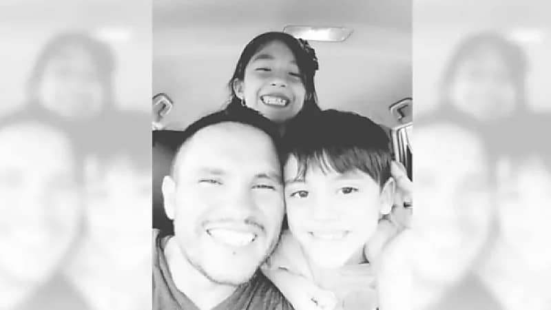 أب يصور طفليه سلفي مبتسماً.. ويقتلهما وينتحر