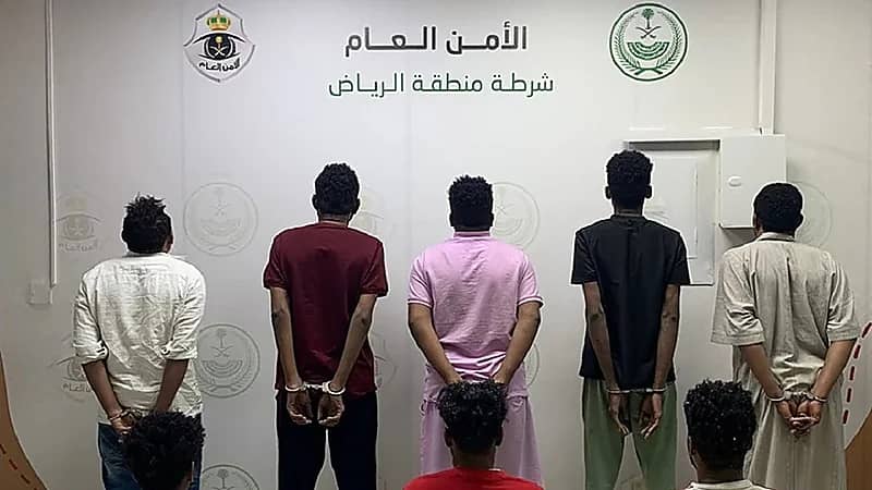 الإطاحة بـ8 أشخاص تورطوا في حرق مركبة وإطلاق نار في معرض سيارات بالرياض