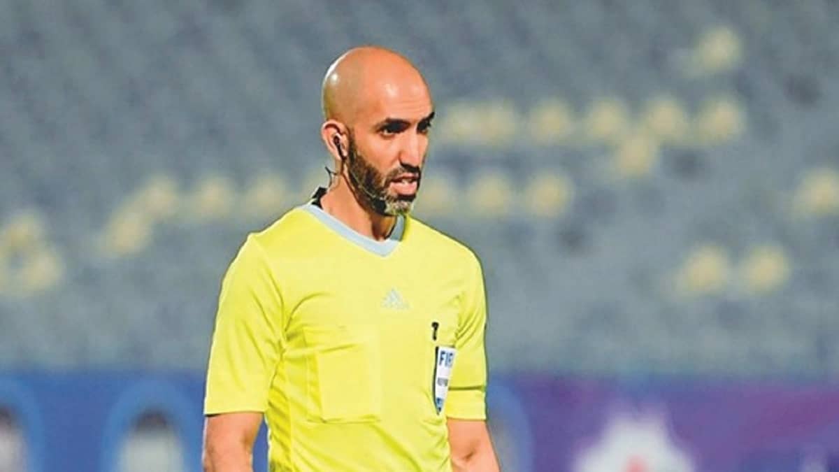 الاتحاد الكويتي يكرم حكم مباراة الأخضر وإندونيسيا