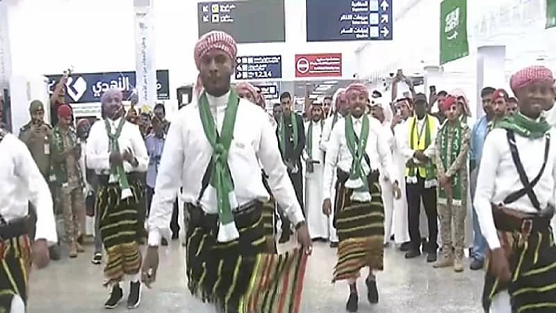بالفيديو .. احتفالات مبهجة بمطار الملك عبد الله بجازان