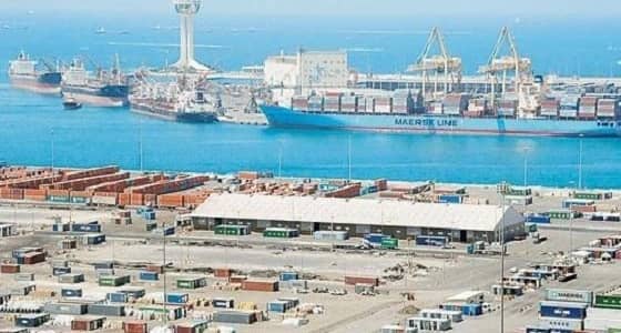 الأمطار تتسبب في إيقاف حركة الملاحة بميناء جدة الإسلامي