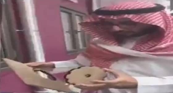 بالفيديو.. مواطن يخترع طريقة لتوليد الكهرباء بالطرقات المؤدية لمدينة " نيوم "