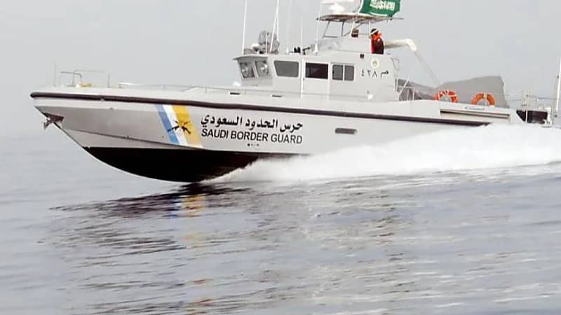 حرس الحدود ينقذ مقيمين تعطلت واسطتهما البحرية في عرض البحر