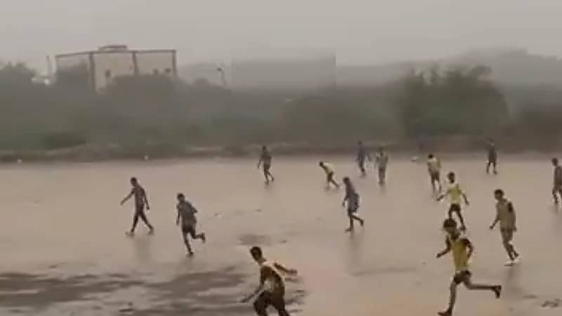 شغف كرة القدم بجازان يدفع بشبانها للعب تحت المطر بملاعب موحله.. فيديو