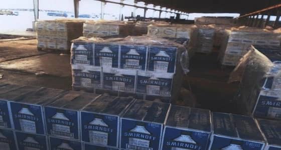 بالصور.. الجمارك تحبط تهريب 15 ألف زجاجة خمر مخبأة بإرسالية " مياه ورد "