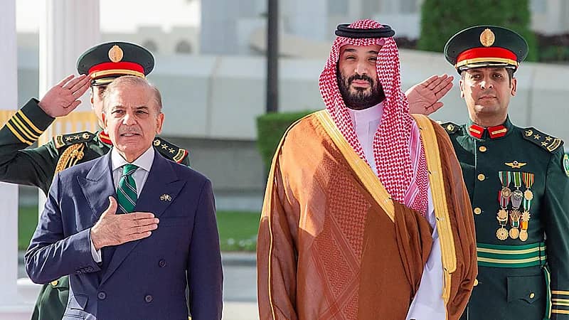 ولي العهد يستقبل رئيس وزراء باكستان.. صور