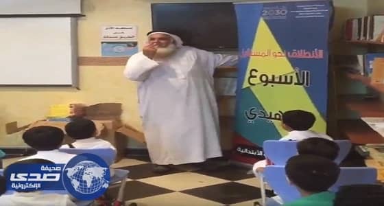 بالفيديو.. معلم يستقبل تلاميذه بفقرات لطيفة تفاعل معها الطلاب