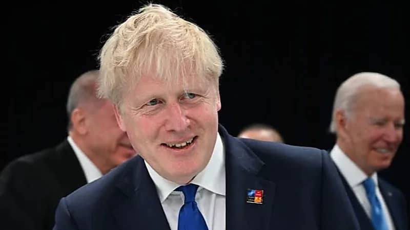 استهزاء البريطانيين من جونسون بعد رؤيته في صورة عاري الصدر على شواطئ اليونان