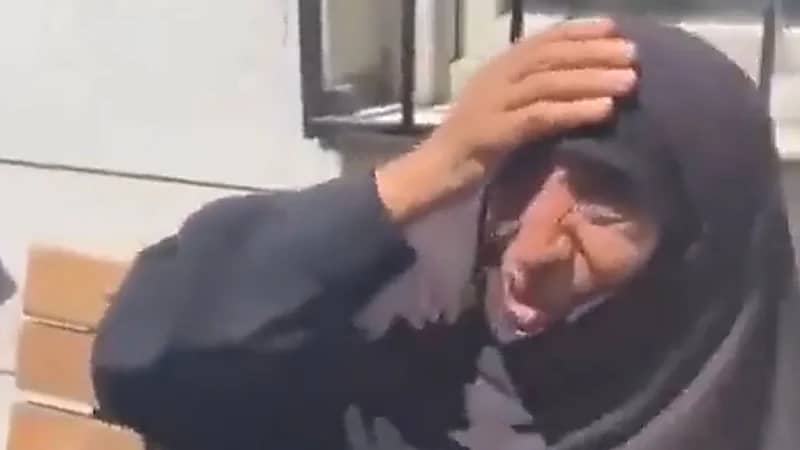 بالفيديو.. تركي يركل مسنة على وجهها بصورة مُحزنة