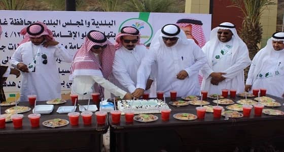 محافظ غامد الزناد يدشن مبادرة البلدية " بتهامة تحلو الإقامة "