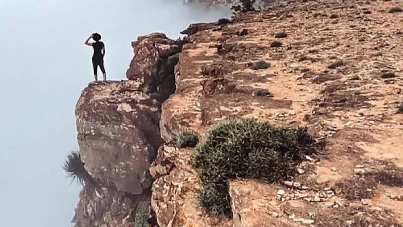 النمر يحذر من مخاطر الوقوف على حافة جبل مرتفع