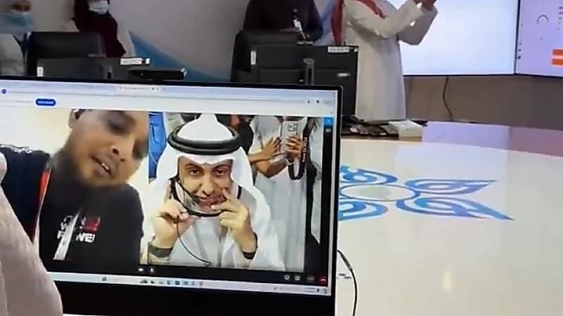 ‏وزير الصحة يطمئن على حالة حاج هندي أثناء جولته الميدانية .. فيديو