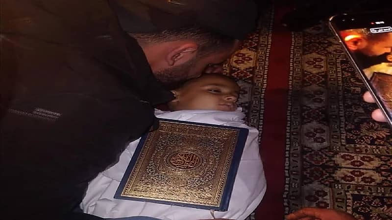 "صورة" تدمي القلوب للطفل ضحية الإشكال المسلح بين عائلتين