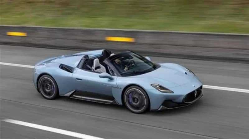 شاهد.. سرعة سيارة MC20 على الطريق