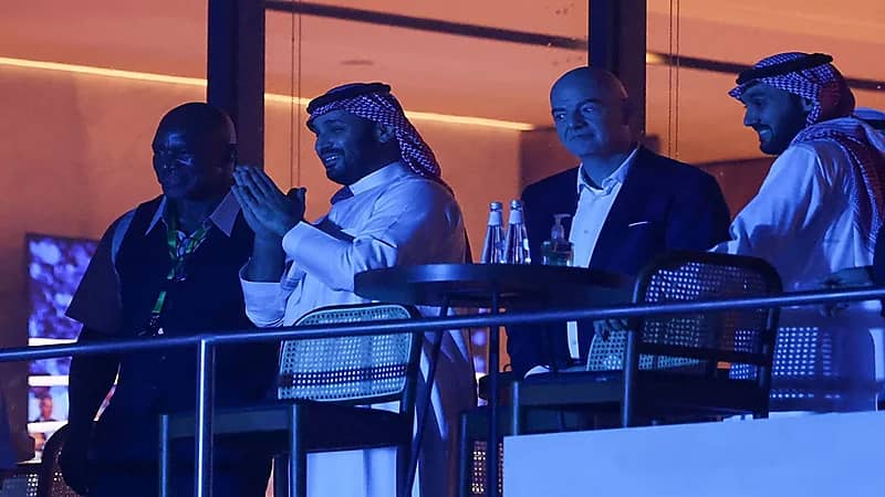 شاهد..ولي العهد يتابع نزال البحر الأحمر