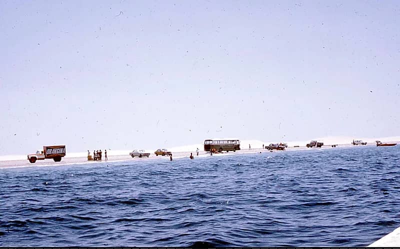 صورة من نهاية السبعينات الميلادية لشاطئ نصف القمر