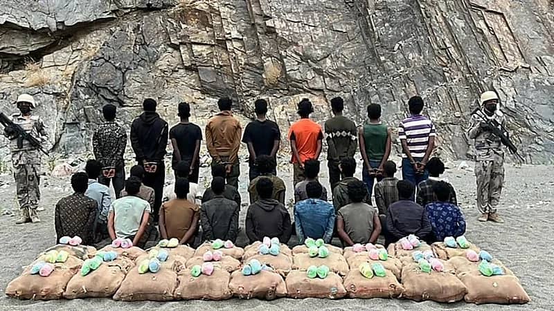 القبض على 32 مخالفًا لتهريبهم مواد مخدرة