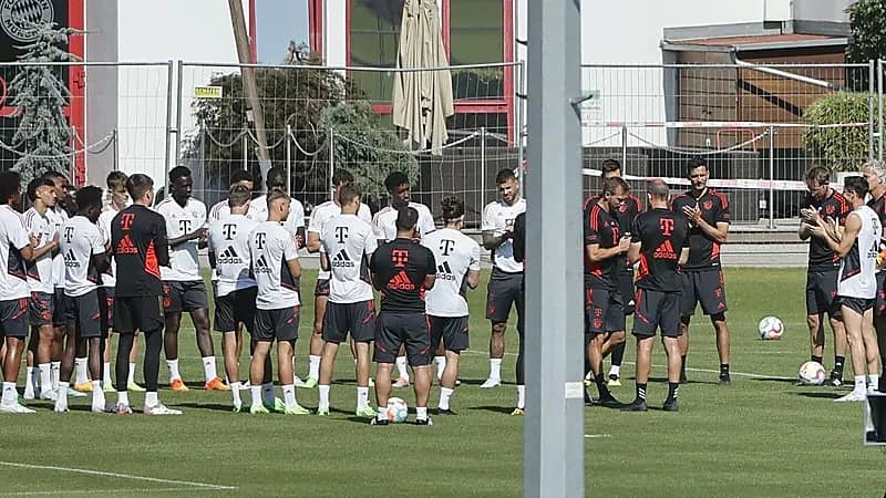 صور.. ليفاندوفسكي يودع زملاءه في بايرن ميونخ قبل الانتقال إلى برشلونة